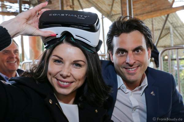 Katja und Thomas Mack mit Samsung Gear VR-Brille für die Achterbahn „Pegasus Coastiality“ im Europa-Park
