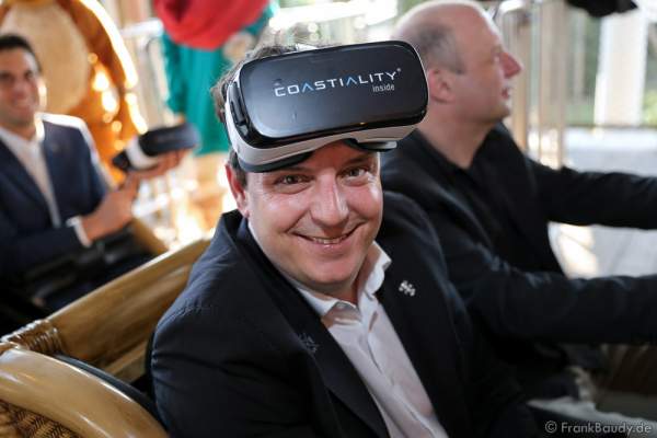 Michael Mack mit Samsung Gear VR-Brille für die Achterbahn „Pegasus Coastiality“ im Europa-Park