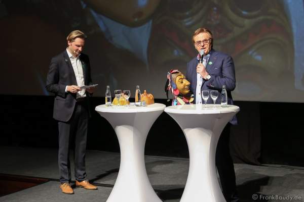 Roland Mack spricht bei der Frühjahrspressekonferenz 2016 über den neuen Wasserpark und eine neu Fasnachtsmasken-Ausstellung im Europa-Park