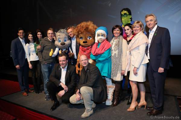 Im Magic Cinema 4D freut sich die Europa-Park Inhaber Familie Mack mit David Safier (Autor „Happy Family“, 4.v.l.) und den „Happy Family“ Characters auf den Saisonstart 2016