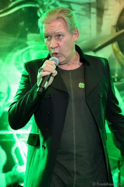 Johnny Logan singt beim Auftritt, ST. PATRICK’S DAY im Hotel Bell Rock Europa-Park in Rust