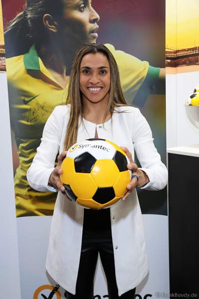 Die brasilianische Fußballspielerin Marta Vieira da Silva am Messestand der Firma Symantec bei den WorldHostingDays 2016
