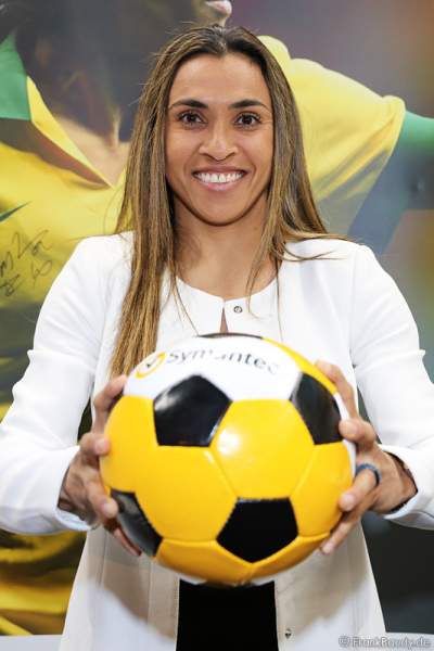 Fußballspielerin Marta Vieira da Silva am Messestand der Firma Symantec bei den WorldHostingDays 2016