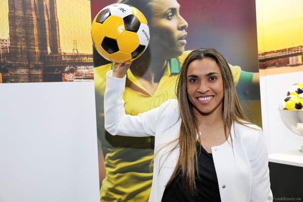 Die brasilianische Fußballspielerin Marta Vieira da Silva am Messestand der Firma Symantec bei den WorldHostingDays 2016