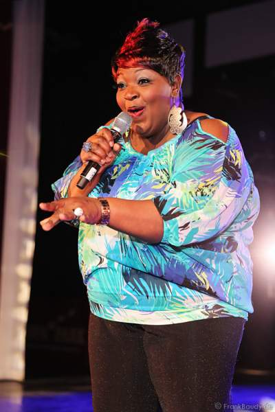 Dynelle Rhodes Dee von The Weather Girls auf der ConneXion Party der WorldHostingDays 2016 im Europa-Park