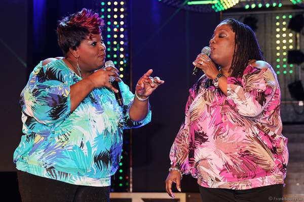 Dynelle Rhodes Dee und Dorrey Lin Lyles von The Weather Girls auf der ConneXion Party der WorldHostingDays 2016 im Europa-Park