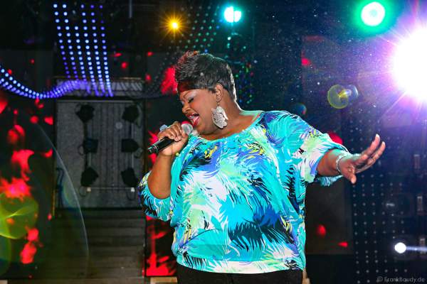 Dynelle Rhodes Dee von The Weather Girls auf der ConneXion Party der WorldHostingDays 2016 im Europa-Park