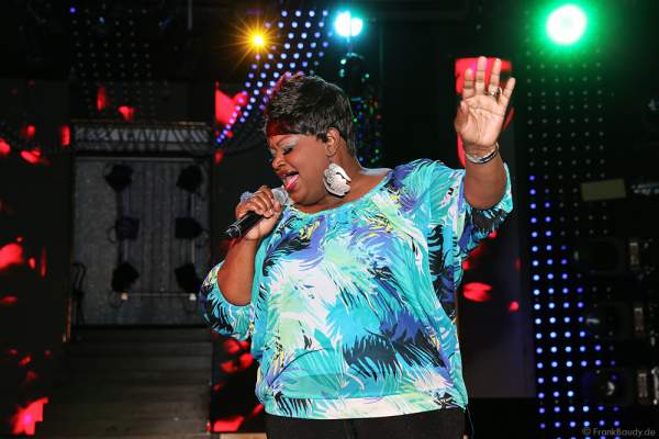 Dynelle Rhodes Dee von The Weather Girls auf der ConneXion Party der WorldHostingDays 2016 im Europa-Park