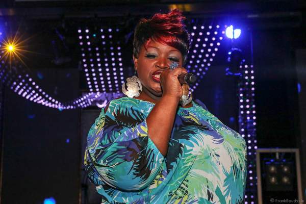 Dynelle Rhodes Dee von The Weather Girls auf der ConneXion Party der WorldHostingDays 2016 im Europa-Park