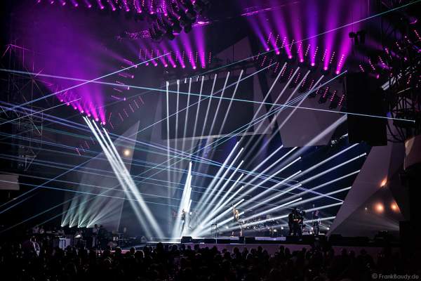 Das Duo Glasperlenspiel mit Carolin Niemczyk und Daniel Grunenberg beim PRG LEA 2016 - Live Entertainment Award in der Festhalle in Frankfurt