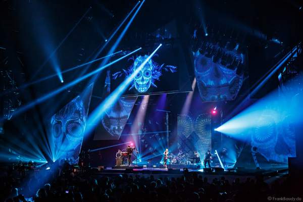 Das Duo Glasperlenspiel mit Carolin Niemczyk und Daniel Grunenberg beim PRG LEA 2016 - Live Entertainment Award in der Festhalle in Frankfurt