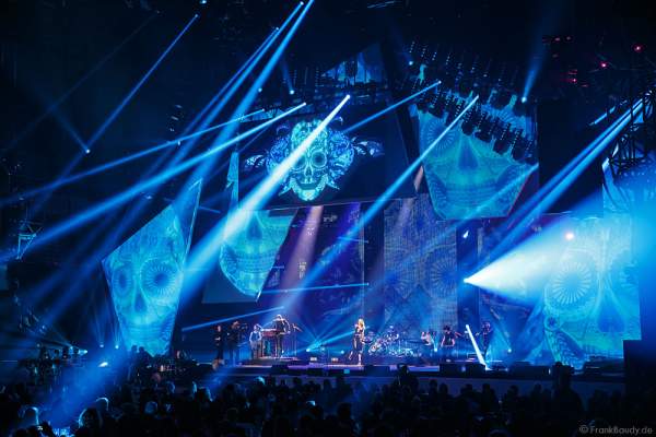 Das Duo Glasperlenspiel mit Carolin Niemczyk und Daniel Grunenberg beim PRG LEA 2016 - Live Entertainment Award in der Festhalle in Frankfurt