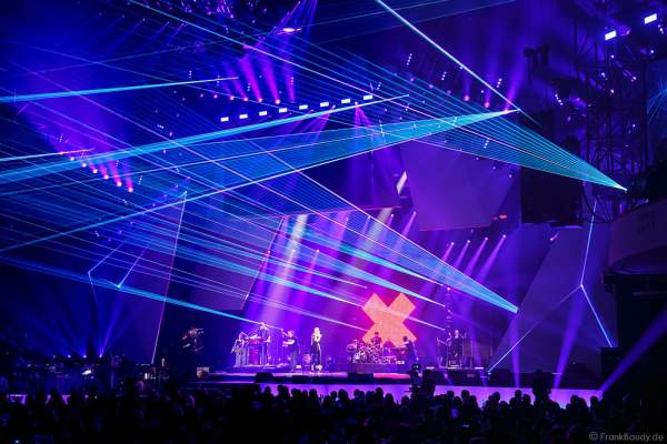 Das Duo Glasperlenspiel mit Carolin Niemczyk und Daniel Grunenberg beim PRG LEA 2016 - Live Entertainment Award in der Festhalle in Frankfurt