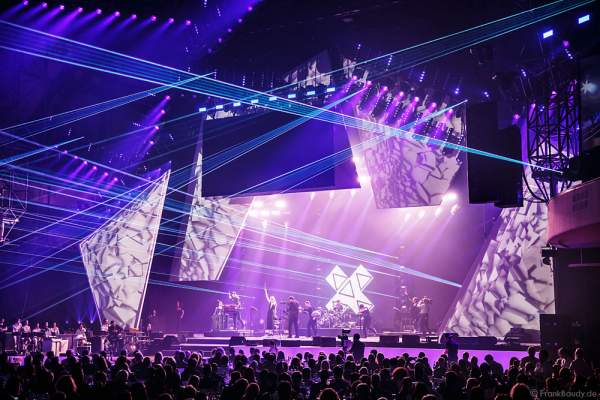 Das Duo Glasperlenspiel mit Carolin Niemczyk und Daniel Grunenberg beim PRG LEA 2016 - Live Entertainment Award in der Festhalle in Frankfurt