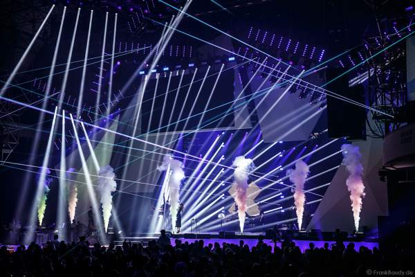 Das Duo Glasperlenspiel mit Carolin Niemczyk und Daniel Grunenberg beim PRG LEA 2016 - Live Entertainment Award in der Festhalle in Frankfurt