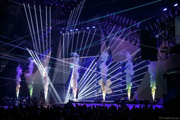 Das Duo Glasperlenspiel mit Carolin Niemczyk und Daniel Grunenberg beim PRG LEA 2016 - Live Entertainment Award in der Festhalle in Frankfurt