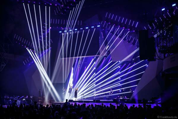 Das Duo Glasperlenspiel mit Carolin Niemczyk und Daniel Grunenberg beim PRG LEA 2016 - Live Entertainment Award in der Festhalle in Frankfurt