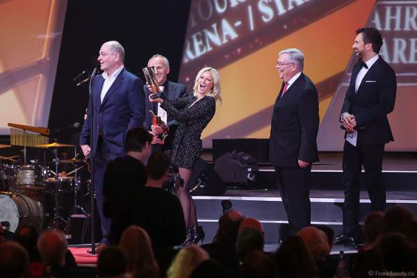 Helene Fischer mit ihrem Manager Uwe Kanthak (2-L) und Dieter Semmelmann (L) von Semmel Concerts beim PRG LEA 2016 - Live Entertainment Award in der Festhalle in Frankfurt