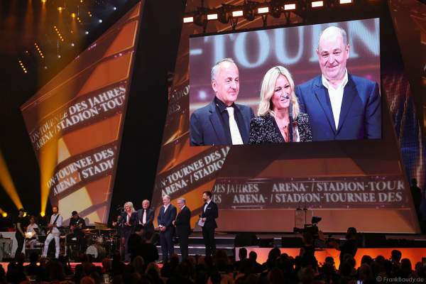 Helene Fischer mit ihrem Manager Uwe Kanthak und Dieter Semmelmann von Semmel Concerts beim PRG LEA 2016 - Live Entertainment Award in der Festhalle in Frankfurt