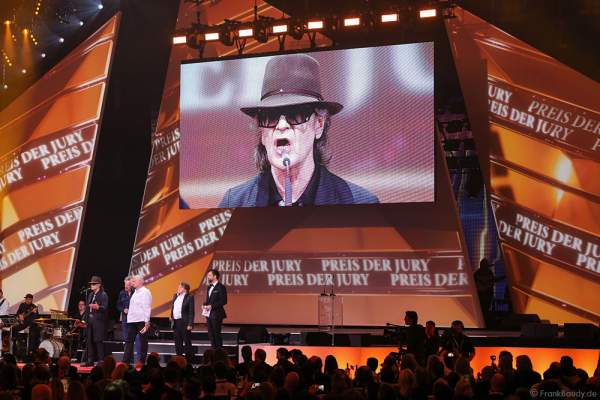 Udo Lindenberg mit Manager und Veranstalter ‚Balou‘ Temme beim PRG LEA 2016 - Live Entertainment Award in der Festhalle in Frankfurt