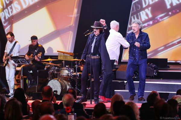 Udo Lindenberg mit Manager und Veranstalter ‚Balou‘ Temme beim PRG LEA 2016 - Live Entertainment Award in der Festhalle in Frankfurt