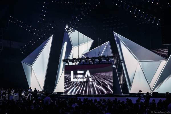 Sophie Hunger präsentiert den Song Queen Drifter beim PRG LEA 2016 - Live Entertainment Award in der Festhalle in Frankfurt