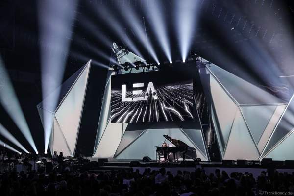 Sophie Hunger präsentiert den Song Queen Drifter beim PRG LEA 2016 - Live Entertainment Award in der Festhalle in Frankfurt