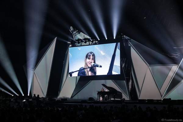 Sophie Hunger präsentiert den Song Queen Drifter beim PRG LEA 2016 - Live Entertainment Award in der Festhalle in Frankfurt