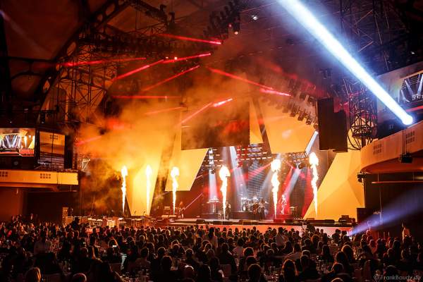 Show-Act Beyond the Black mit Jennifer Haben beim PRG LEA 2016 - Live Entertainment Award in der Festhalle in Frankfurt