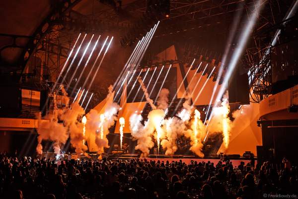 Show-Act Beyond the Black mit Jennifer Haben beim PRG LEA 2016 - Live Entertainment Award in der Festhalle in Frankfurt