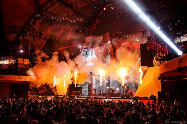 Show-Act Beyond the Black mit Jennifer Haben beim PRG LEA 2016 - Live Entertainment Award in der Festhalle in Frankfurt