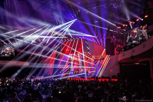 Show-Act Beyond the Black mit Jennifer Haben beim PRG LEA 2016 - Live Entertainment Award in der Festhalle in Frankfurt