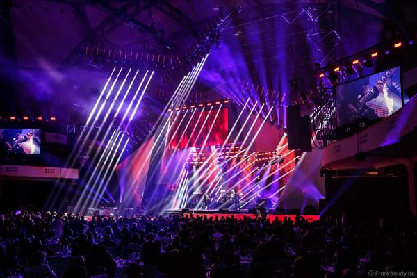 Show-Act Beyond the Black mit Jennifer Haben beim PRG LEA 2016 - Live Entertainment Award in der Festhalle in Frankfurt