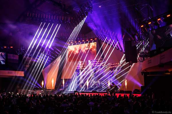 Show-Act Beyond the Black mit Jennifer Haben beim PRG LEA 2016 - Live Entertainment Award in der Festhalle in Frankfurt