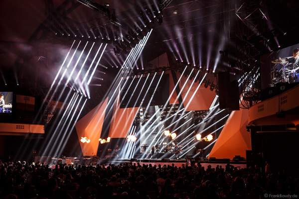 Show-Act Beyond the Black mit Jennifer Haben beim PRG LEA 2016 - Live Entertainment Award in der Festhalle in Frankfurt