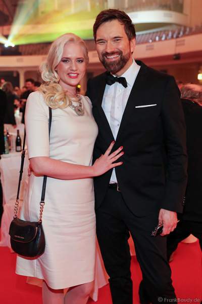 Ingo Nommsen mit Freundin Sarah Knappik von Germany’s Next Topmodel beim PRG LEA 2016 - Live Entertainment Award in der Festhalle in Frankfurt