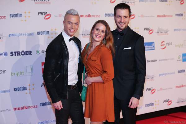 Julian David, Alexander Klaws und Freundin Nadja Scheiwiller auf dem roten Teppich beim PRG LEA 2016 - Live Entertainment Award in der Festhalle in Frankfurt