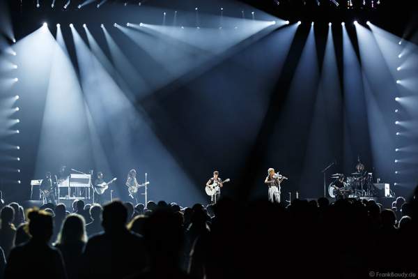 Emily Robison, Natalie Maines und Martie Maguire der Country Band Dixie Chicks während ihrer MMXVI World Tour am 17.04.2016 im Hallenstadion in Zürich/Schweiz