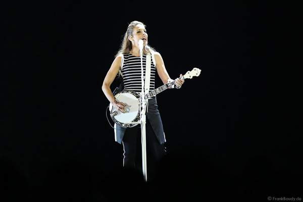 Emily Robison der Country Band Dixie Chicks während ihrer MMXVI World Tour am 17.04.2016 im Hallenstadion in Zürich/Schweiz