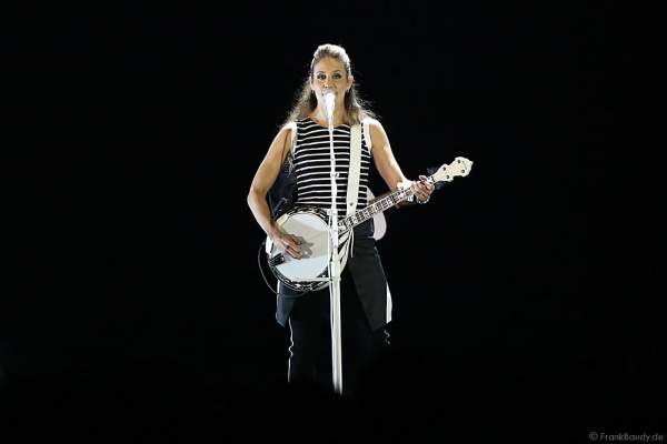 Emily Robison der Country Band Dixie Chicks während ihrer MMXVI World Tour am 17.04.2016 im Hallenstadion in Zürich/Schweiz