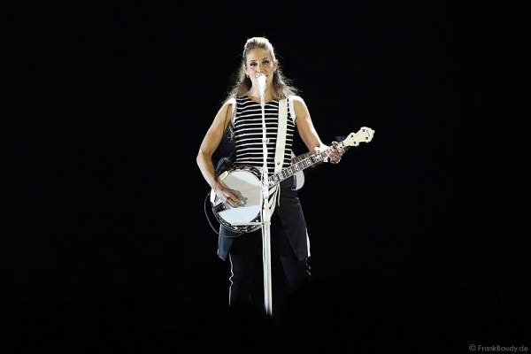 Emily Robison der Country Band Dixie Chicks während ihrer MMXVI World Tour am 17.04.2016 im Hallenstadion in Zürich/Schweiz