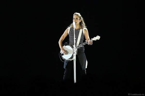 Emily Robison der Country Band Dixie Chicks während ihrer MMXVI World Tour am 17.04.2016 im Hallenstadion in Zürich/Schweiz