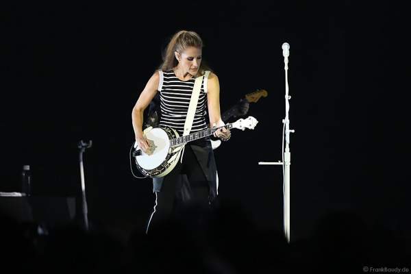 Emily Robison der Country Band Dixie Chicks während ihrer MMXVI World Tour am 17.04.2016 im Hallenstadion in Zürich/Schweiz