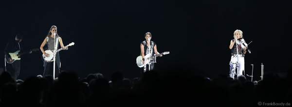 Emily Robison, Natalie Maines und Martie Maguire der Country Band Dixie Chicks während ihrer MMXVI World Tour am 17.04.2016 im Hallenstadion in Zürich/Schweiz