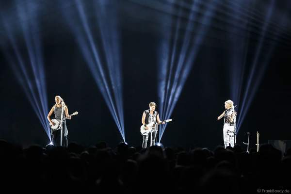 Emily Robison, Natalie Maines und Martie Maguire der Country Band Dixie Chicks während ihrer MMXVI World Tour am 17.04.2016 im Hallenstadion in Zürich/Schweiz