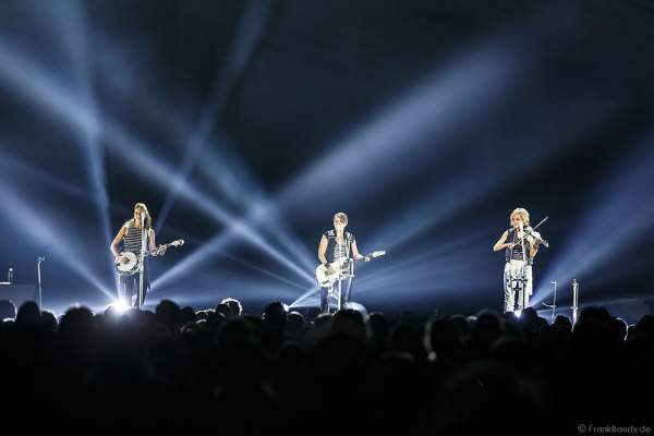 Emily Robison, Natalie Maines und Martie Maguire der Country Band Dixie Chicks während ihrer MMXVI World Tour am 17.04.2016 im Hallenstadion in Zürich/Schweiz
