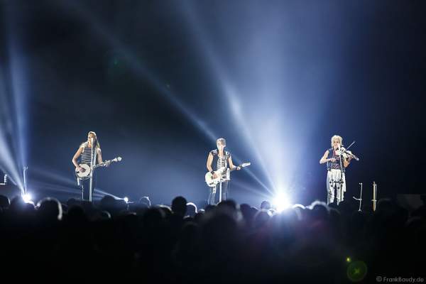 Emily Robison, Natalie Maines und Martie Maguire der Country Band Dixie Chicks während ihrer MMXVI World Tour am 17.04.2016 im Hallenstadion in Zürich/Schweiz