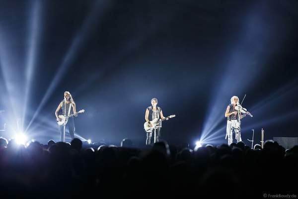 Emily Robison, Natalie Maines und Martie Maguire der Country Band Dixie Chicks während ihrer MMXVI World Tour am 17.04.2016 im Hallenstadion in Zürich/Schweiz