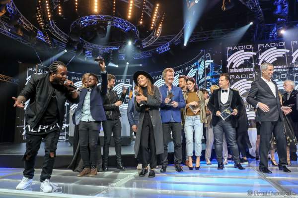 Schlussbild mit Madcon, den Preisträgern und Laudatoren beim Radio Regenbogen Award 2016 am 22. April 2016 im Europa-Park in Rust