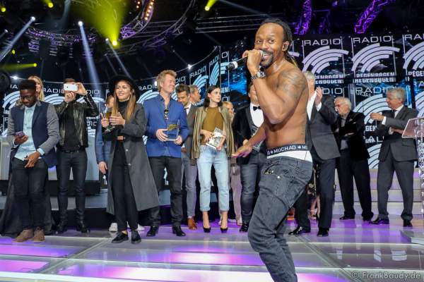 Schlussbild mit Madcon, den Preisträgern und Laudatoren beim Radio Regenbogen Award 2016 am 22. April 2016 im Europa-Park in Rust